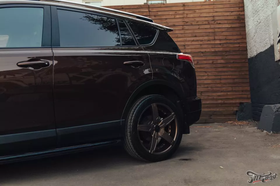 Предпродажная подготовка Toyota RAV4 в отделе детейлинга